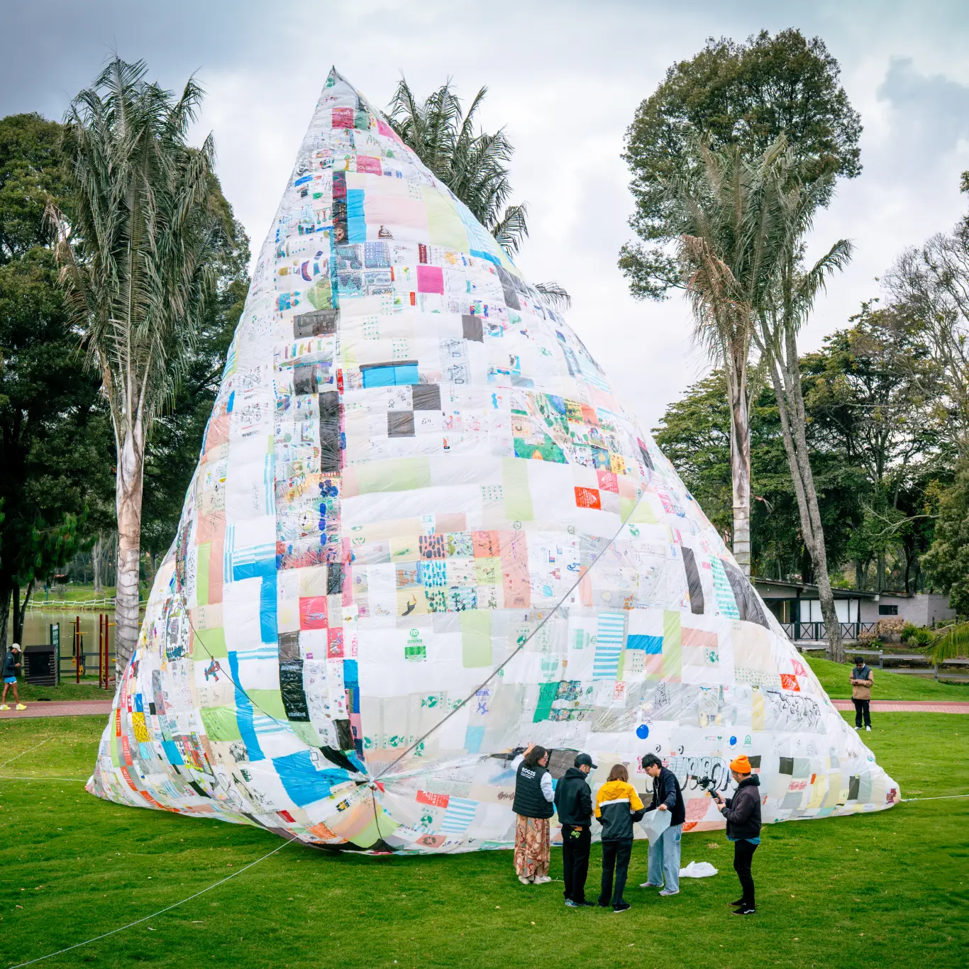 Un enorme globo multicolor puso a volar los sueños de niñas y niños   en la Bienal BOG25